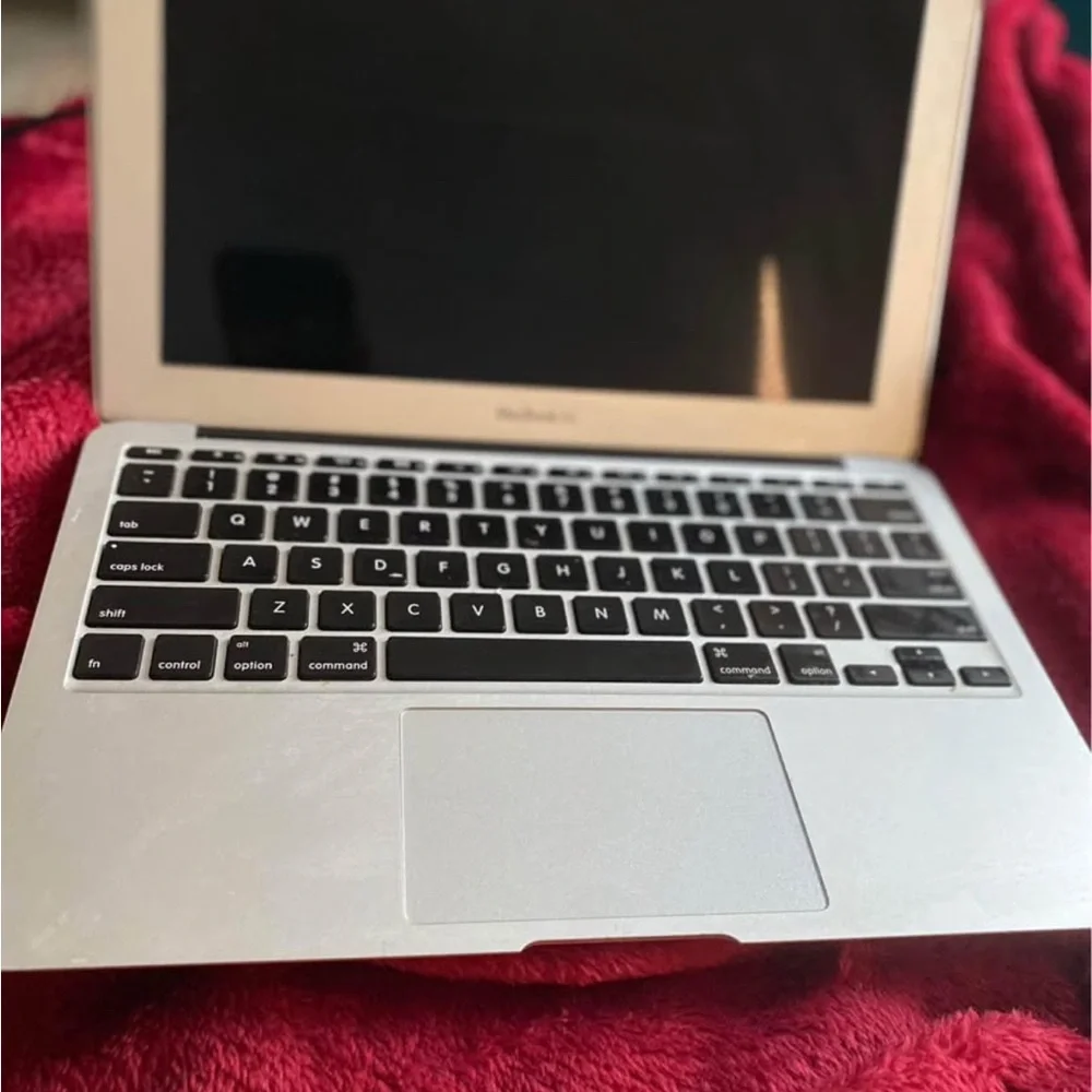 Apple MacBook in Sleek Silver